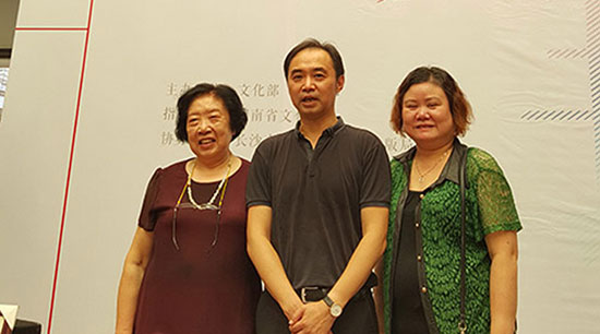 徐向榮與湖南省文化廳張帆副廳長，國家級非物質(zhì)文化遺產(chǎn)傳承大師、國家級工藝美術(shù)大師、湘繡大師劉愛云的合影。
