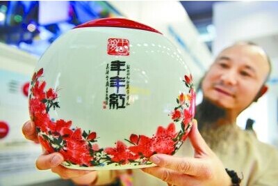 瀘溪踏虎鑿花傳承人楊桂軍在專心創作鑿花作品，吸引觀眾駐足。