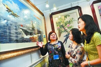 長沙紫金繡莊湘繡大師徐向榮為觀眾介紹作品《中華強國夢》的繡制經過。